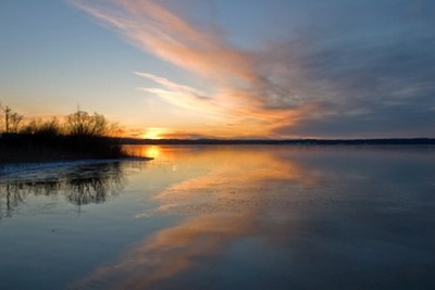 Gerhard Rossmeissl, Starnberger See II (Landschaftsfotografie, See, Bayern, Panorama, Ufer, Sonnenuntergang, Lichteffekte, Spiegelungen, Entspannung, Ruhe, Schlafzimmer, Wohnzimmer, Wunschgröße, Fotografie, Photografie, zeitgenössisch,  bunt)