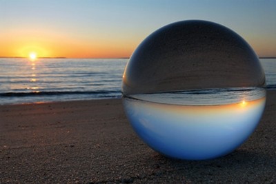 Gerhard Rossmeissl, Lichterstimmung (Landschaft,  Kugel, Glaskugel, Meer, Strand, Sand, Reflexion, Spiegelung, Meer, Sonnenuntergang, Horizont, Wellness, Entspannung, Badezimmer, Schlafzimmer, Arztpraxis, Wunschgröße, Fotokunst, zeitgenössich, bunt)