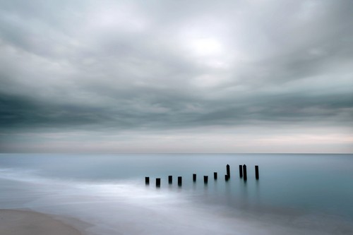 Danita Delimont, Cape May Morning (Meer, Strand, Horizont, Weite, Endlosigkeit, Wolken, Holzpflöcke, Morgendunst, Meeresbrise, Fotokunst, Treppenhaus, Wohnzimmer, bunt)
