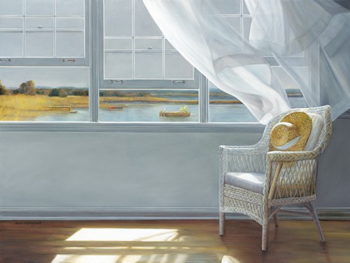 Karen Hollingsworth, Lake Effect (Fotorealismus, Meeresbrise, Meer, Fenster, Innenraum, Korbsessel, Strohhut, Vorhang, wehende Gardine, Sonnenlicht, Lichtflecken, Aussicht, Wohnzimmer, Schlafzimmer, Malerei, Modern,  Wunschgröße,  bunt)