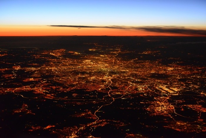 Hady Khandani, 20131024 073339 AERIAL LONDON by night ENGLAND (HADYPHOTO, Fotografie, Luftbild, Vogelperspektive, Flughafen, London, Metropole, Städte, Horizont, Abendszene, Sonnenunergang, Wunschgröße, Wohnzimmer, bunt)