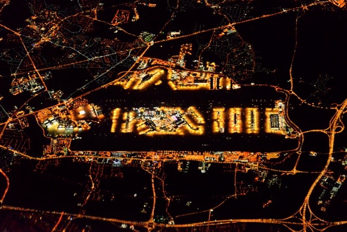 Hady Khandani, 20131024 073705 AERIAL LONDON HEATHROW BY NIGHT EGLL (HADYPHOTO, Fotografie, Luftbild, Vogelperspektive, Flughafen, London, Metropole, Städte, Horizont, Nachtszene, Beleuchtung, Wunschgröße, Wohnzimmer, bunt)