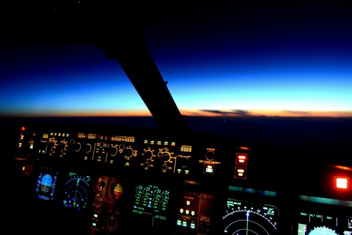 Hady Khandani, 20131024 074043 nightly view from a Airbus 340 flightdeck (HADYPHOTO, Fotografie, Cockpit, Flugzeug, Armaturen, Nachtflug, Technik, Wunschgröße, bunt)