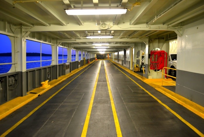 Hady Khandani, 20140709 063756 INSIDE WASHINGTON STATE FERRY (HADYPHOTO, Fotografie, parkdeck, Fähre, Boot, USA, Wohnzimmer, Treppenhaus, Wunschgröße, bunt)