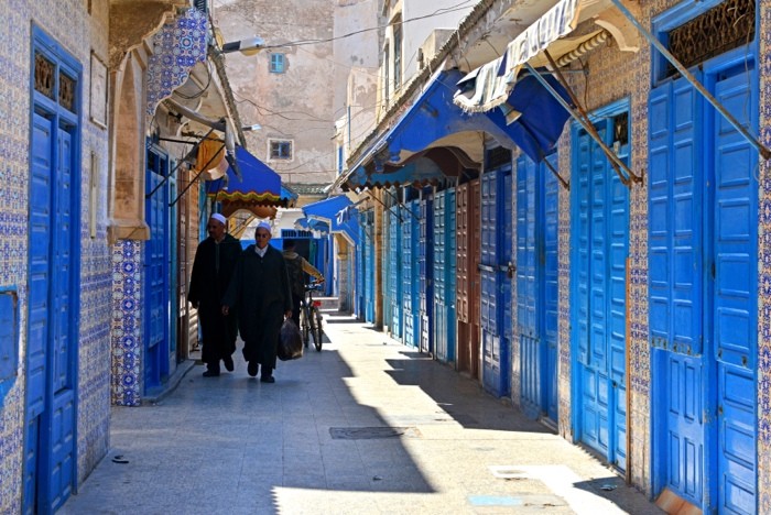 Hady Khandani, ALLEY WITH BLUE DOORS - ESSAOUIRA - MOROCCO (HADYPHOTO, Fotografie, Straße, Städte, blaue Türen, Marokko, Marokkaner, Wohnzimmer, Treppenhaus, Wunschgröße, bunt)