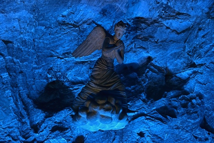 Hady Khandani, ANGEL SCULPTURE 2 - BLUE - SALT CATHEDRAL ZIPAQUIRA (HADYPHOTO, Fotografie, Grotte, Salzkathedrale, Salzbergwerk, Kirche, Kolumbien, Skulpturen, Engel,  Beleuchtung, Sehenswürdigkeit, Wunschgröße, wohnzimmer, Treppenhaus, blau)