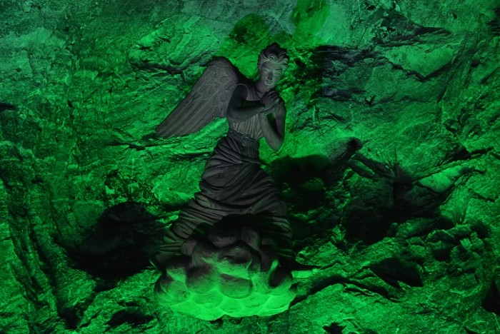 Hady Khandani, ANGEL SCULPTURE 2 - GREEN - SALT CATHEDRAL ZIPAQUIRA (HADYPHOTO, Fotografie, Grotte, Salzkathedrale, Salzbergwerk, Kirche, Kolumbien, Skulpturen, Engel,  Beleuchtung, Sehenswürdigkeit, Wunschgröße, wohnzimmer, Treppenhaus, grün)
