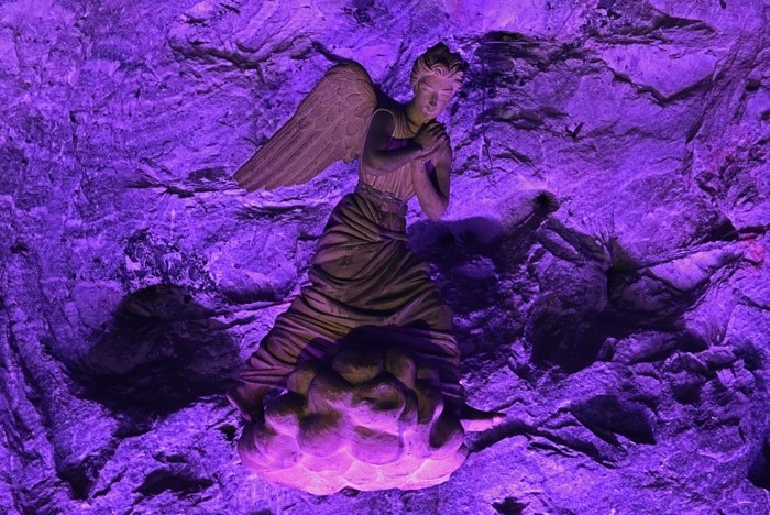 Hady Khandani, ANGEL SCULPTURE 2 - PURPLE - SALT CATHEDRAL ZIPAQUIRA (HADYPHOTO, Fotografie, Grotte, Salzkathedrale, Salzbergwerk, Kirche, Kolumbien, Skulpturen, Engel,  Beleuchtung, Sehenswürdigkeit, Wunschgröße, wohnzimmer, Treppenhaus, lila)