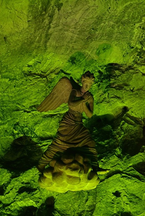 Hady Khandani, ANGEL SCULPTURE - GREEN - SALT CATHEDRAL ZIPAQUIRA (HADYPHOTO, Fotografie, Grotte, Salzkathedrale, Salzbergwerk, Kirche, Kolumbien, Skulpturen, Engel,  Beleuchtung, Sehenswürdigkeit, Wunschgröße, wohnzimmer, Treppenhaus, grün)