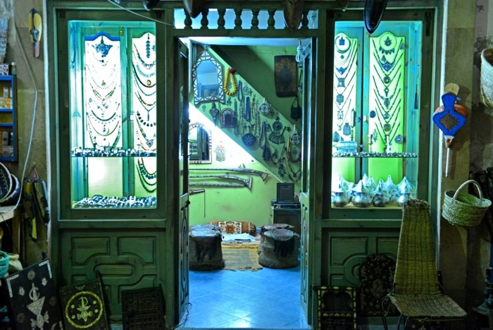 Hady Khandani, ANTIQUES SHOP BY NIGHT - ESSAOUIRA - MOROCCO (HADYPHOTO, Fotografie, Geschäft, orientalisch, Laden, Schmuck, Antiqitäten, Marokko, Abendstimmung, Wohnzimmer, Treppenhaus, Wunschgröße, bunt)