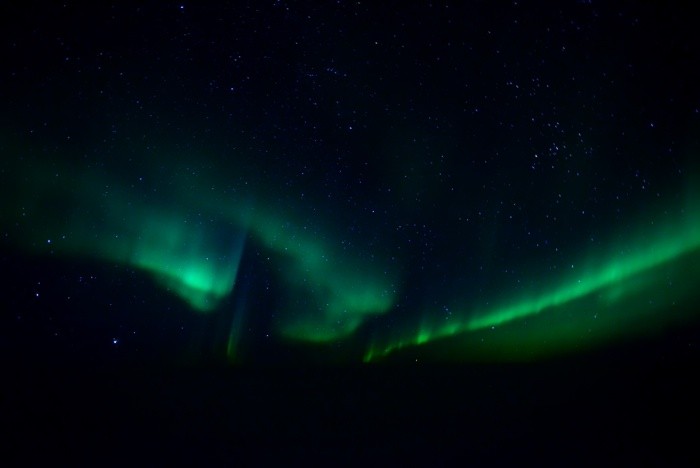Hady Khandani, AURORA BOREALIS - FROM THE FLIGHTDECK 2 (HADYPHOTO, Fotokunst, Aurora Borealis, Himmelsphänomen, Naturwunder, Lichterscheinung, Nordlichter, Sterne, Nachtszene, Wunschgröße, Wohnzimmer, Schlafzimmer, bunt)