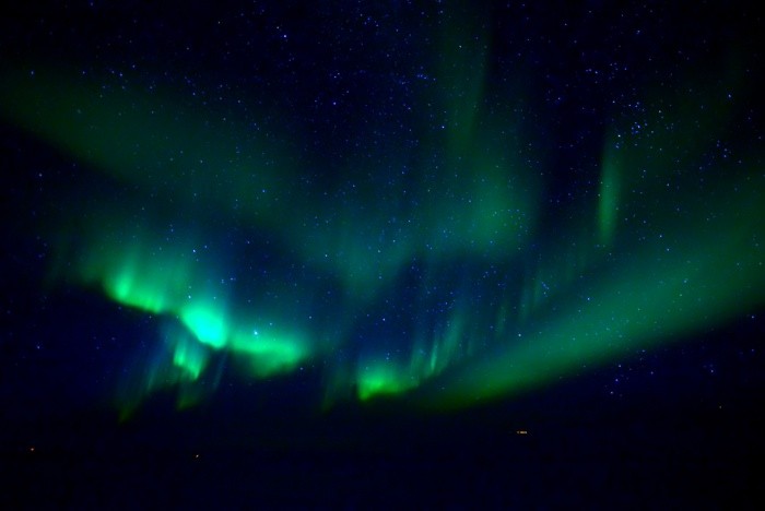 Hady Khandani, AURORA BOREALIS - FROM THE FLIGHTDECK 4 (HADYPHOTO, Fotokunst, Aurora Borealis, Himmelsphänomen, Naturwunder, Lichterscheinung, Nordlichter, Sterne, Nachtszene, Wunschgröße, Wohnzimmer, Schlafzimmer, bunt)