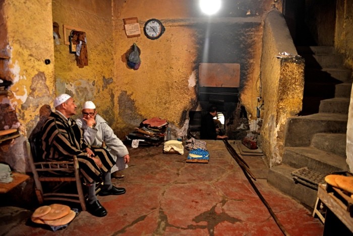 Hady Khandani, BAKERY IN MARRAKECH . MOROCCO (HADYPHOTO, Fotografie, Interieur, Bäckerei, Backstube, Marokko, Marokkaner, Wohnzimmer, Treppenhaus, Wunschgröße, bunt)