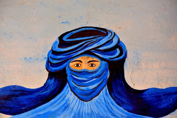 Hady Khandani, BERBER GRAFFITI - MOROCCO (HADYPHOTO, Fotografie, Menschen, Graffiti, Berber, oriantalisch, Marokkaner, Turban, Wandmalerei, Nahaufnahme, Wohnzimmer, Treppenhaus, Wunschgröße, blau- bunt)