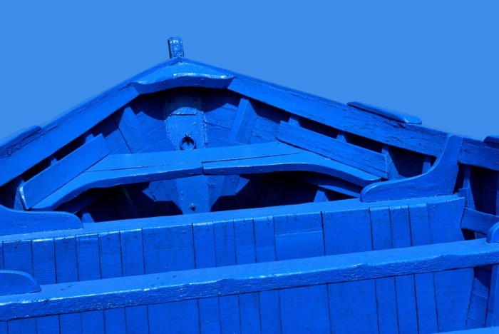 Hady Khandani, BLUE BOAT IN ESSAOUIRA - MOROCCO (HADYPHOTO, Fotografie, Boot, Ruderboot, Marokko, Nahaufnahme, Wohnzimmer, Treppenhaus, Wunschgröße, blau)