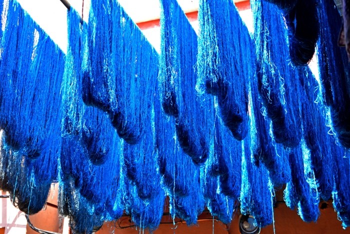 Hady Khandani, BLUE DYED WOOL - MARRAKECH - MOROCCO (HADYPHOTO, Fotografie, Wolle, Wollstränge, Wollfärberei, Marokko, Wohnzimmer, Treppenhaus, Wunschgröße, blau/bunt)