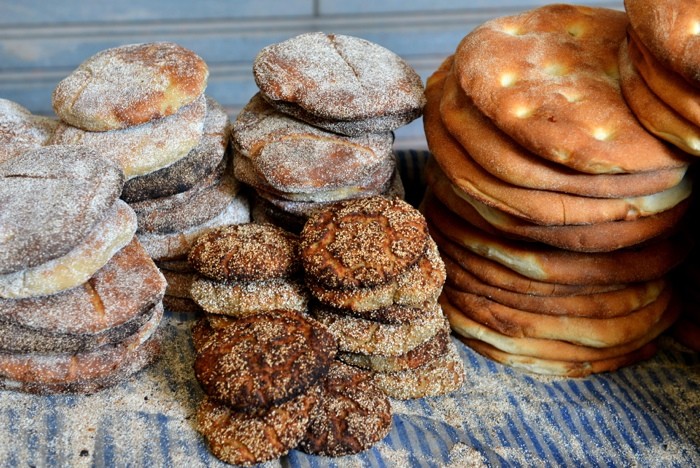 Hady Khandani, BRED IN MOROCCAN BAKERY - MOROCCO (HADYPHOTO, Fotografie, Brote, Brotfladen, Bäckerei, orientalisch, Nahaufnahme, Küche, Esszimmer, Gastronomie, Wunschgröße, bunt)