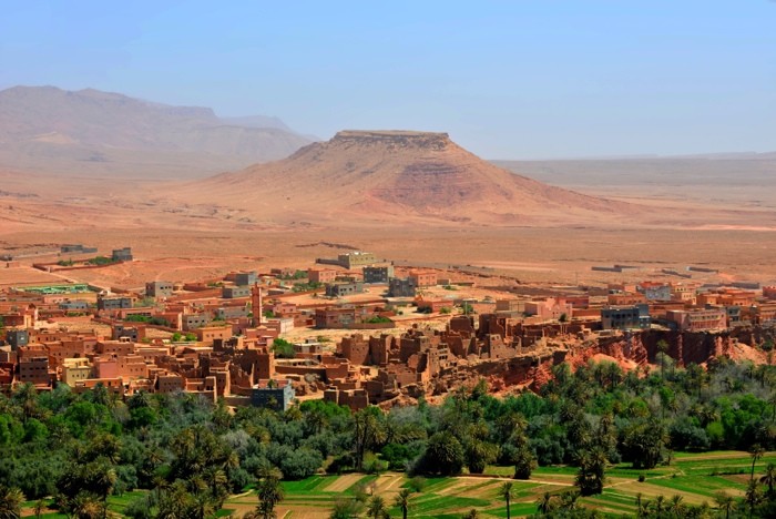 Hady Khandani, CITY OF TINEGHIR AND PLATEAU MOUNTAIN - MOROCCO (HADYPHOTO, Fotografie, Landschaft, Marokko, Städte, historische Stadt,Berge, Plateau, Tafelberg, Wohnzimmer, Treppenhaus, Wunschgröße, bunt)