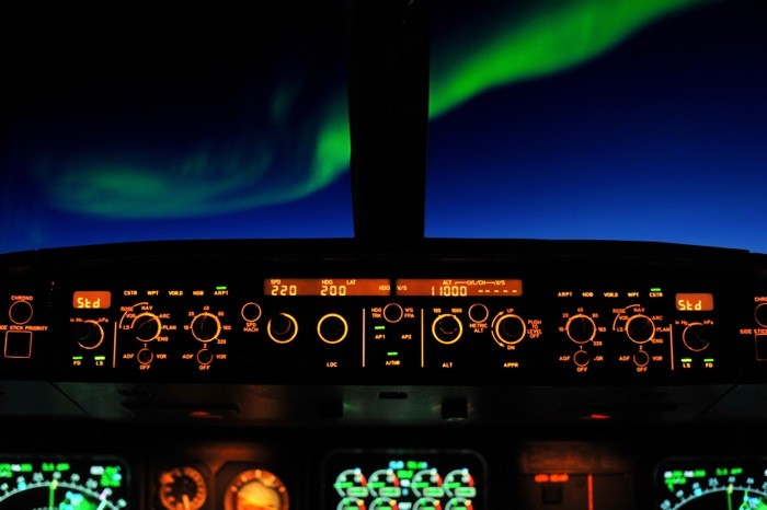 Hady Khandani, COCKPIT VIEW 1 (HADYPHOTO, Fotografie, Cockpit, Flugzeug, Ausblick, Arora Borealis, Nordlichter,  Armaturen, Instrumente, Technik, Wunschgröße, bunt)