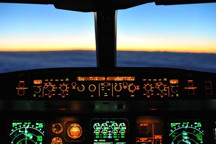 Hady Khandani, COCKPIT VIEW 6 (HADYPHOTO, Fotografie, Cockpit, Flugzeug, Horizont, Armaturen, Instrumente, Technik, Wunschgröße, bunt)