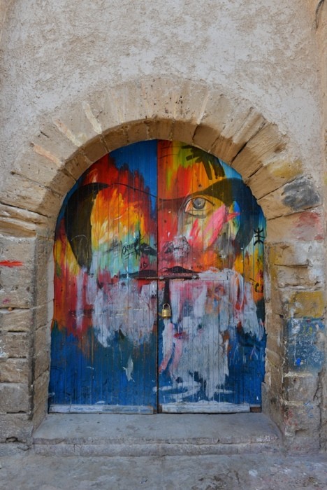 Hady Khandani, COLORED DOOR - ESSAOUIRA - MOROCCO (HADYPHOTO, Fotografie, Menschen, Graffiti, Torbogen, Mann, Gesicht, Helm Wandmalerei, Nahaufnahme, Wohnzimmer, Treppenhaus, Wunschgröße, bunt)