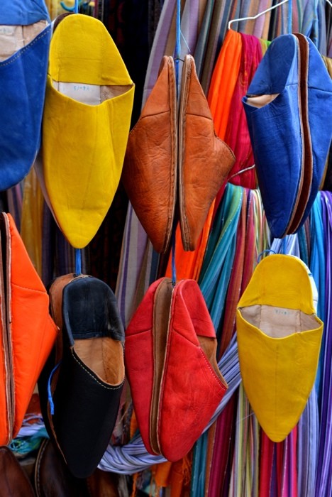 Hady Khandani, COLORFUL BABOUCHES - MOROCCO (HADYPHOTO, Fotografie, Hausschuhe, exotisch, orientalisch, Nahaufnahme,  Treppenhaus, Wunschgröße, bunt)