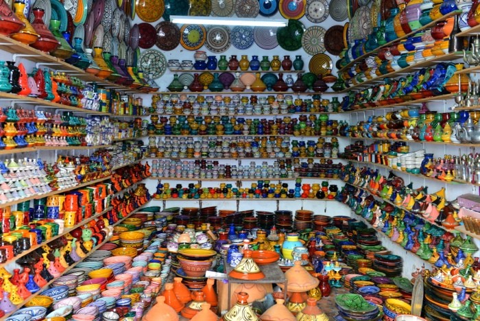 Hady Khandani, COLORFUL POTTERY - ESSAOUIRA - MOROCCO (HADYPHOTO, Fotografie, Regale, Keramiken, Töpferei, Schalen, Schüsseln, orientalisch, Geschäft, Treppenhaus, Wunschgröße, bunt)