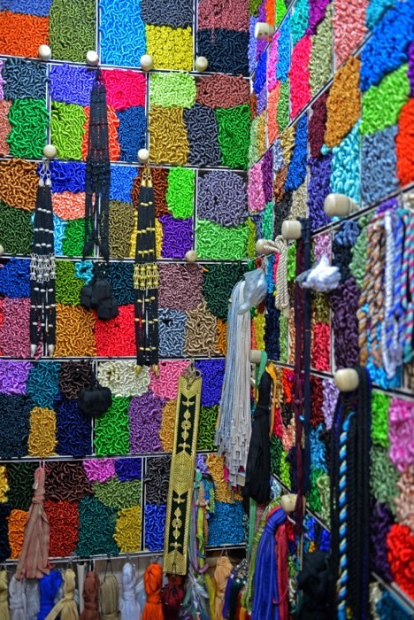 Hady Khandani, COLORFUL SeINS OF WOOL - MARRAKECH - MOROCCO 2 (HADYPHOTO, Fotografie, Regale, Wolle, Geschäft, Treppenhaus, Wunschgröße, bunt)