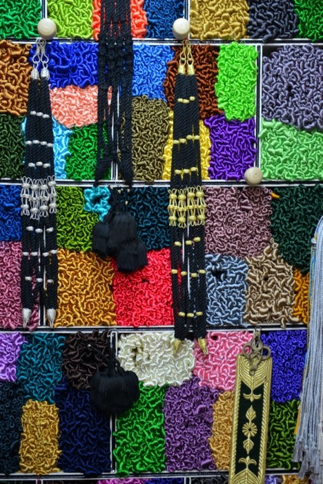 Hady Khandani, COLORFUL SKEINS OF WOOL - MARRAKECH - MOROCCO 1 (HADYPHOTO, Fotografie, Regale, Wolle, Geschäft, Treppenhaus, Wunschgröße, bunt)