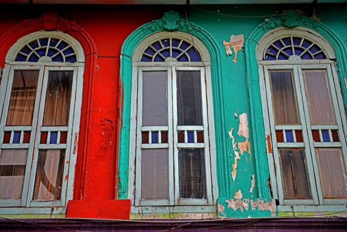 Hady Khandani, COLORFUL WINDOWS (HADYPHOTO, Fotografie, Fenster, Verfall, Gebäude, Wohnzimmer, Treppenhaus, Wunschgröße, bunt)