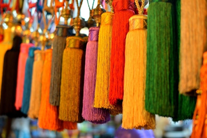 Hady Khandani, COLORFULCURTAIN TASSLES (HADYPHOTO, Fotografie, Troddeln, Vorhangquasten, Quasten, Nahaufnahme, Wohnzimmer, Treppenhaus, Wunschgröße, bunt)