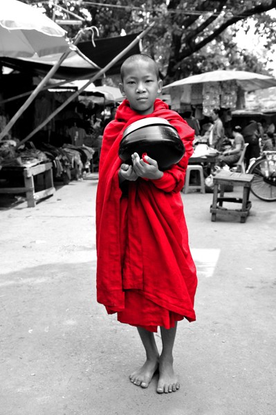 Hady Khandani, COLORSPOT - LITTLE MONK - MYANMAR (HADYPHOTO, Fotografie, Colorspot, Büro, Wohnzimmer, schwarz/weiß, rot Asien, Markt, Junge, Mönche, religiös, Buddhismus, Wunschgröße,)