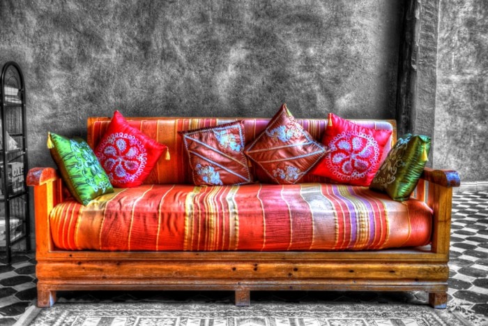Hady Khandani, COLORSPOT - ORIENTAL SOFA (HADYPHOTO, Fotokunst, Sofa, Couch, orientalisch, Colorspot Treppenhaus, Wohnzimmer, Wunschgröße, schwarz/weiß/bunt)