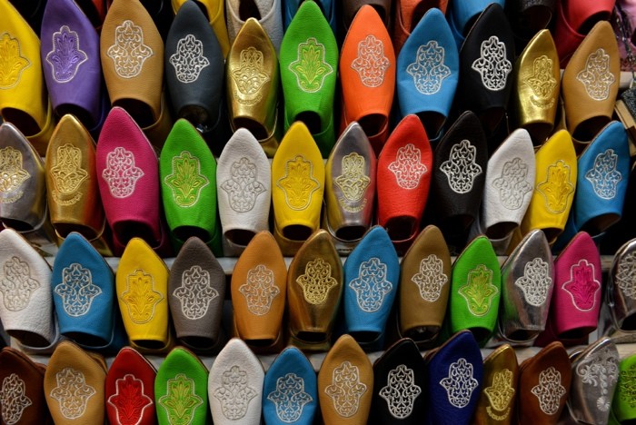 Hady Khandani, COLROFUL MOROCCAN BABOUCHES - MOROCCO 1 (HADYPHOTO, Fotografie, Hausschuhe, exotisch, orientalisch, Schuhgeschäft, Nahaufnahme,  Treppenhaus, Wunschgröße, bunt)