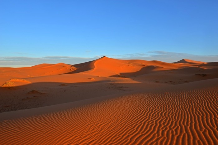 Hady Khandani, DAYBRAEAK IN THE DUNES OF SAHRA - ERG CHEBBI - MOROCCO 1 (HADYPHOTO, Fotografie, Landschaft, Marokko, Wüste, Sand, Sanddünen, Sahara, Nordafrika, Sonnenaufgang, Wohnzimmer, Treppenhaus, Wunschgröße, bunt)