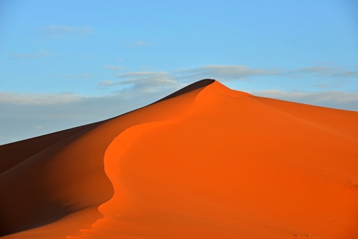 Hady Khandani, DAYBRAEAK IN THE DUNES OF SAHRA - ERG CHEBBI - MOROCCO 2 (HADYPHOTO, Fotografie, Landschaft, Marokko, Wüste, Sand, Sanddünen, Sahara, Nordafrika, Sonnenaufgang, Wohnzimmer, Treppenhaus, Wunschgröße, bunt)