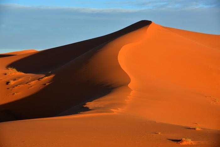 Hady Khandani, DAYBRAEAK IN THE DUNES OF SAHRA - ERG CHEBBI - MOROCCO 4 (HADYPHOTO, Fotografie, Landschaft, Marokko, Wüste, Sand, Sanddünen, Sahara, Nordafrika, Sonnenaufgang, Wohnzimmer, Treppenhaus, Wunschgröße, bunt)