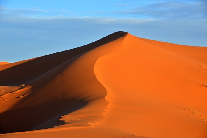 Hady Khandani, DAYBRAEAK IN THE DUNES OF SAHRA - ERG CHEBBI - MOROCCO 5 (HADYPHOTO, Fotografie, Landschaft, Marokko, Wüste, Sand, Sanddünen, Sahara, Nordafrika, Sonnenaufgang, Wohnzimmer, Treppenhaus, Wunschgröße, bunt)