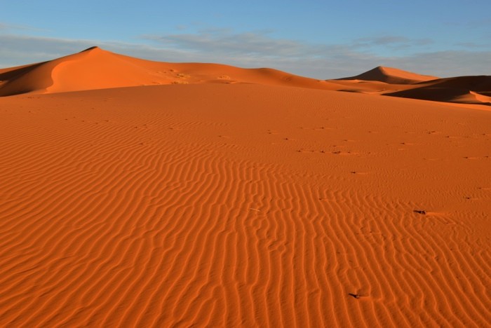 Hady Khandani, DAYBRAEAK IN THE DUNES OF SAHRA - ERG CHEBBI - MOROCCO 7 (HADYPHOTO, Fotografie, Landschaft, Marokko, Wüste, Sand, Sanddünen, Sahara, Nordafrika, Sonnenaufgang, Wohnzimmer, Treppenhaus, Wunschgröße, bunt)