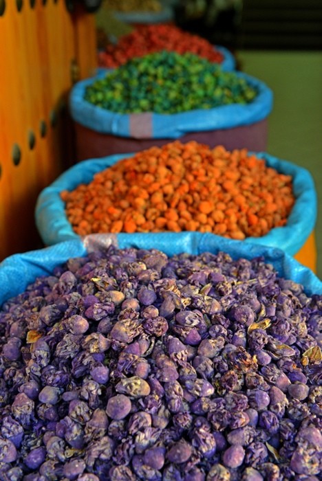 Hady Khandani, DREID AND COLORED BLOSSOMS - MOROCCO (HADYPHOTO, Fotografie, Säcke, Blüten, getrocknete Blüten, orientalisch, exotisch, Markt, Gastronomie, Küche, Wunschgröße, bunt)