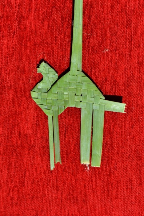 Hady Khandani, DROMEDARY CAMEL OREGAMI MADE OF PALM LEAVE (HADYPHOTO, Fotografie, Oregami, Kamel, Papier, Falten, Treppenhaus, Wunschgröße, bunt)