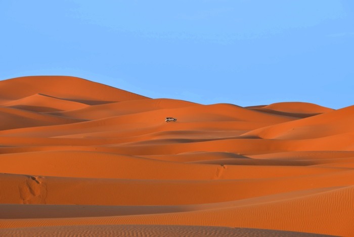 Hady Khandani, DUNES OF DESERT ERG CHEBBI - SAHARA - MOROCCO 3 (HADYPHOTO, Fotografie, Landschaft, Marokko, Wüste, Sand, Sanddünen, Sahara, Auto, Nordafrika, Wohnzimmer, Treppenhaus, Wunschgröße, bunt)