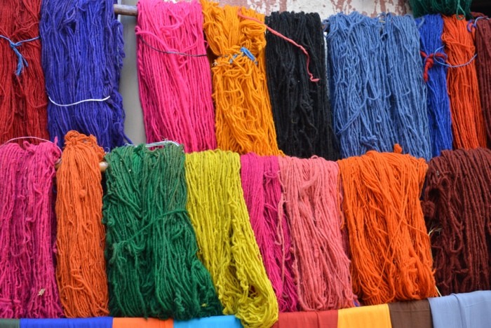 Hady Khandani, DYED WOOL - MARRAKECH - MOROCCO 1 (HADYPHOTO, Fotografie, Wolle, Wollstränge, Wollfärberei, Marokko, Wohnzimmer, Treppenhaus, Wunschgröße, bunt)