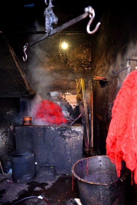 Hady Khandani, DYEWORKS - MARRAKECH - MOROCCO 1 (Wunschgröße, HADYPHOTO, Fotografie, Fotokunst, Färberei, Handwerk, Tradition, Afrika, Marrakesch, Marokko, Wohnzimmer, Treppenhaus, bunt)