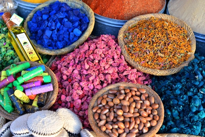 Hady Khandani, DYING - SPICES - NUTS - MARRAKECH - MOROCCO (Wunschgröße, HADYPHOTO, Fotografie, Fotokunst, Naturfarben, Gewürze, Steine, Nüsse, Färberei, Handwerk, Tradition, Afrika, Marrakesch, Marokko, Wohnzimmer, Treppenhaus, bunt)