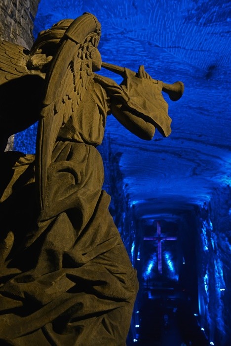 Hady Khandani, FANFARE ANGEL - SALT CATHEDRAL ZIPAQUIRA - COLOMBIA 1 (HADYPHOTO, Fotografie, Grotte, Salzkathedrale, Salzbergwerk, Kirche, Kolumbien, Skulpturen, Engel, Fanfare, Beleuchtung, Sehenswürdigkeit, Wunschgröße, wohnzimmer, Treppenhaus, blau)