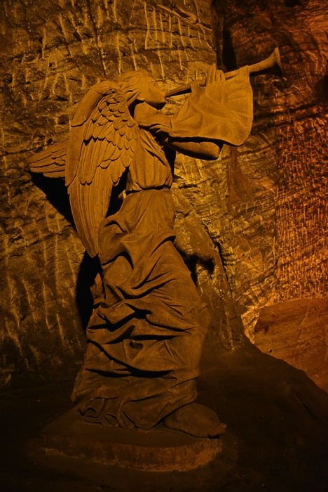 Hady Khandani, FANFARE ANGEL - SALT CATHEDRAL ZIPAQUIRA - COLOMBIA 2 (HADYPHOTO, Fotografie, Grotte, Salzkathedrale, Salzbergwerk, Kirche, Kolumbien, Skulpturen, Engel, Fanfare, Beleuchtung, Sehenswürdigkeit, Wunschgröße, wohnzimmer, Treppenhaus, gold)