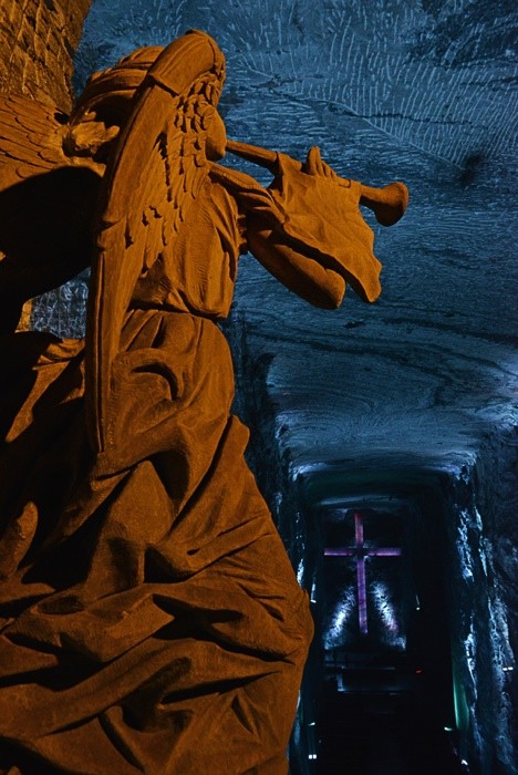Hady Khandani, FANFARE ANGEL - SALT CATHEDRAL ZIPAQUIRA - COLOMBIA 3 (HADYPHOTO, Fotografie, Grotte, Salzkathedrale, Salzbergwerk, Kirche, Kolumbien, Skulpturen, Engel, Fanfare, Beleuchtung, Sehenswürdigkeit, Wunschgröße, wohnzimmer, Treppenhaus, gold/grau)