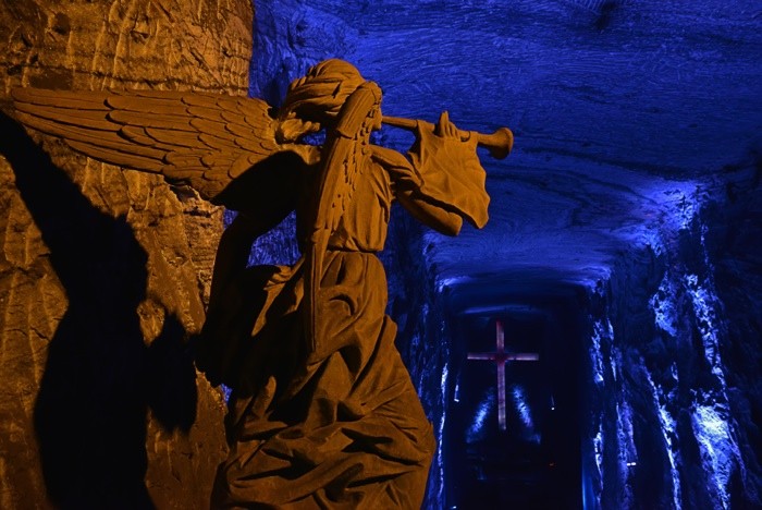 Hady Khandani, FANFARE ANGEL - SALT CATHEDRAL ZIPAQUIRA - COLOMBIA 4 (HADYPHOTO, Fotografie, Grotte, Salzkathedrale, Salzbergwerk, Kirche, Kolumbien, Skulpturen, Engel, Fanfare, Beleuchtung, Sehenswürdigkeit, Wunschgröße, wohnzimmer, Treppenhaus, blau/gold)