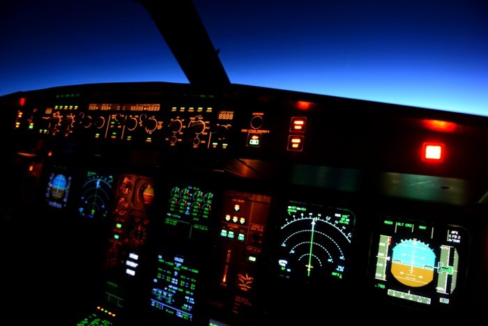 Hady Khandani, FLIGHTDECK VIEWS 1 (HADYPHOTO, Fotografie, Cockpit, Flugzeug, Armaturen, Nachtflug, Technik, Wunschgröße, bunt)